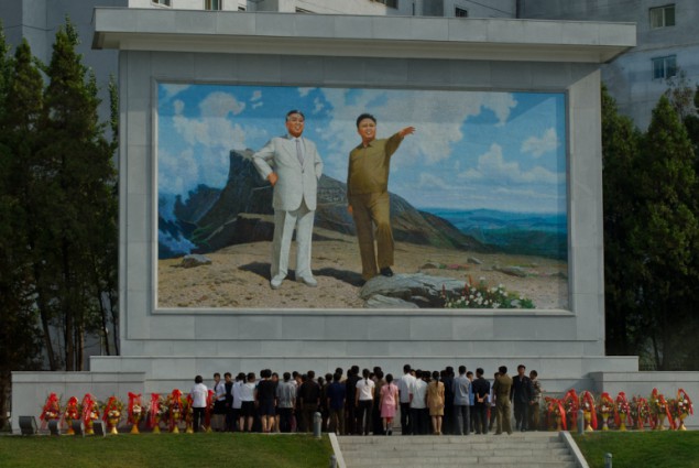 Nord Coréens se prosternant devant leurs leaders