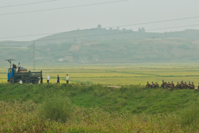 Soldats dans la campagne entre Pyongyang et la Chine